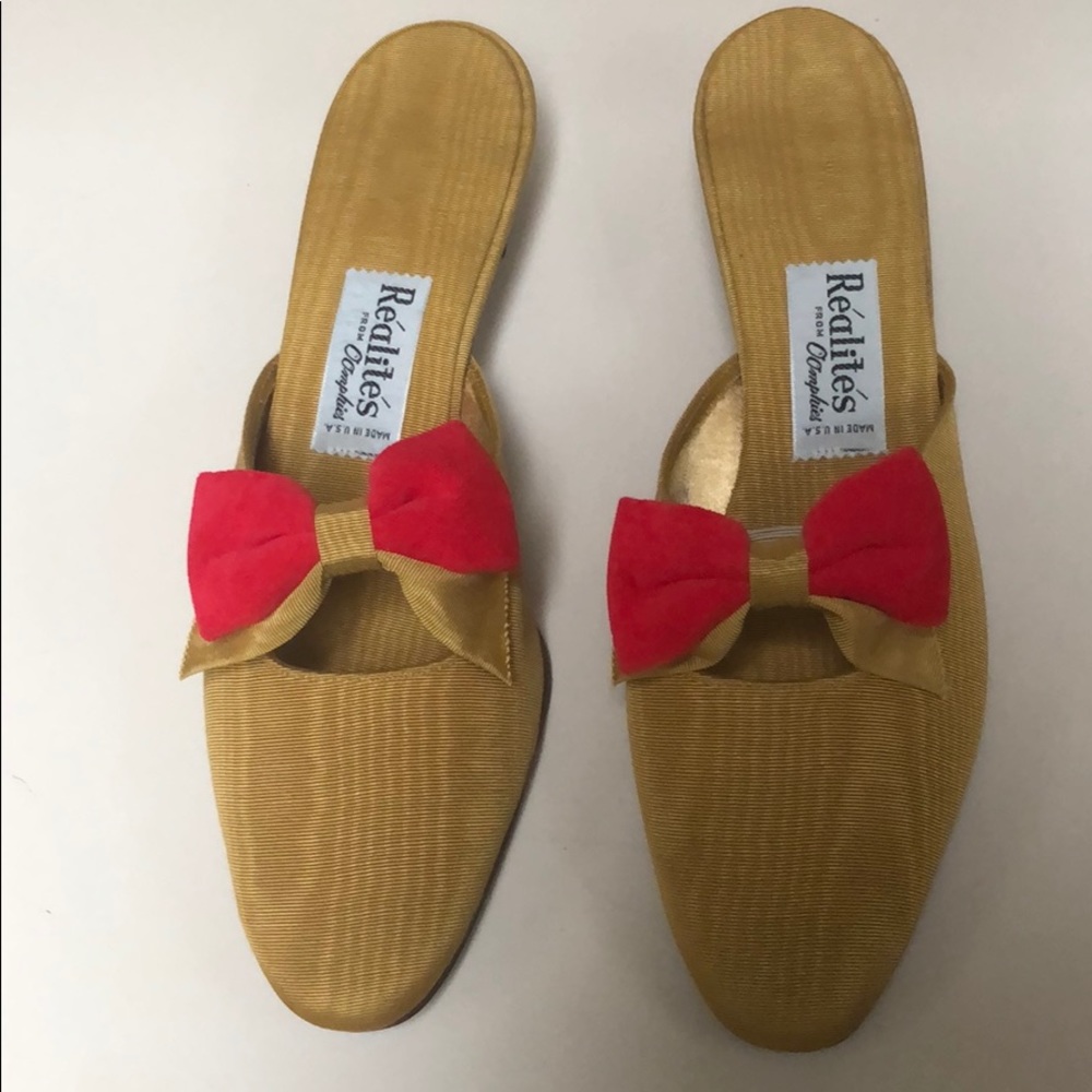 Vintage gold with red bow ladies shoes